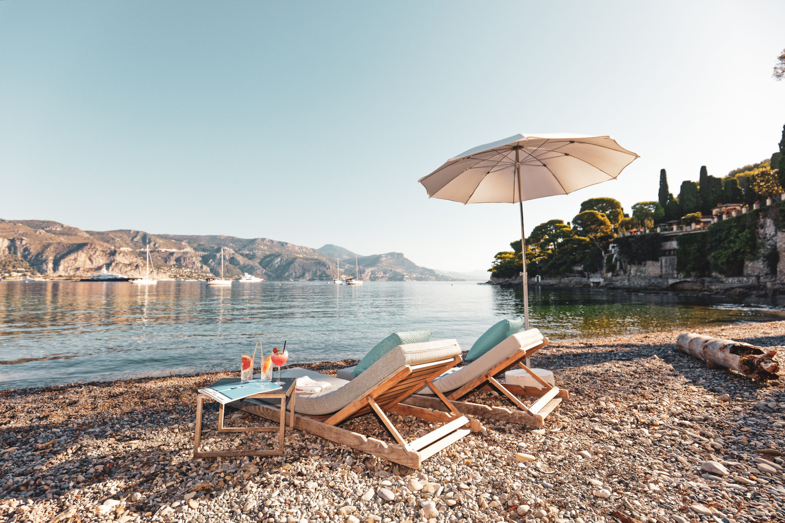 Matelas et chaises longues de la plage privée Paloma Beach